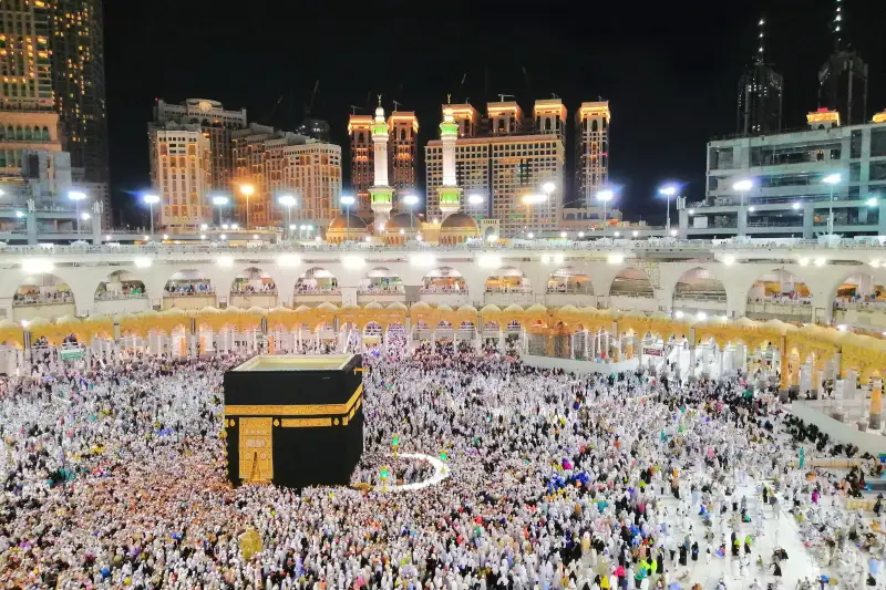 Gündüz Mescid-i Haram avlusunu dolduran cemaat ve ortada Kâbe