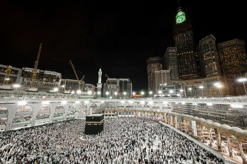 Ramazan gecesi Mescid-i Haram ve Kâbe çevresindeki kalabalık