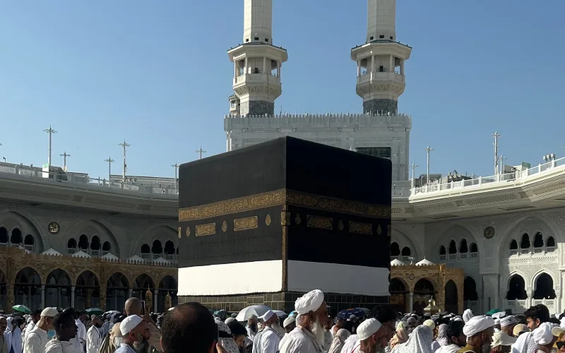 Mescid-i Haram'da Kâbe çevresinde tavaf eden ihramlı kalabalık