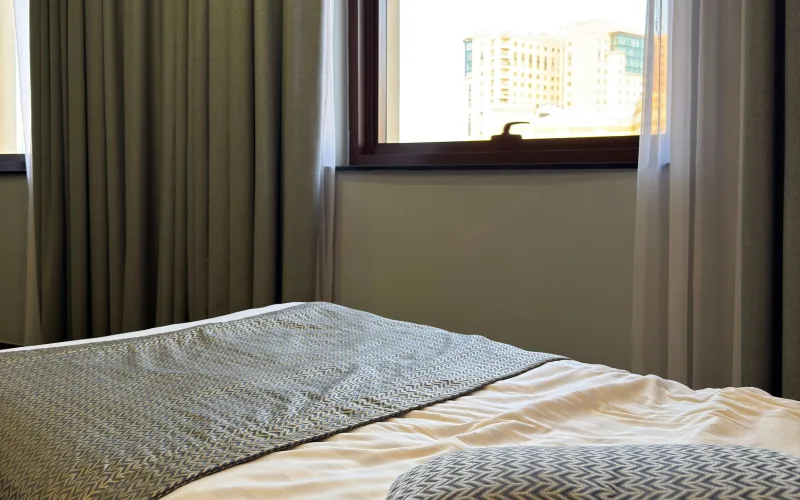 Şehre bakan pencereli bir otel odası